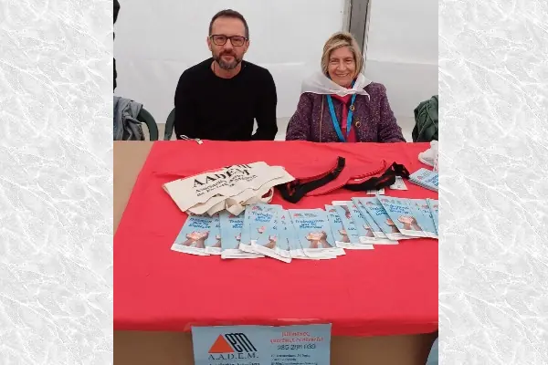 Mesa de AADEM en la feria de Avilés